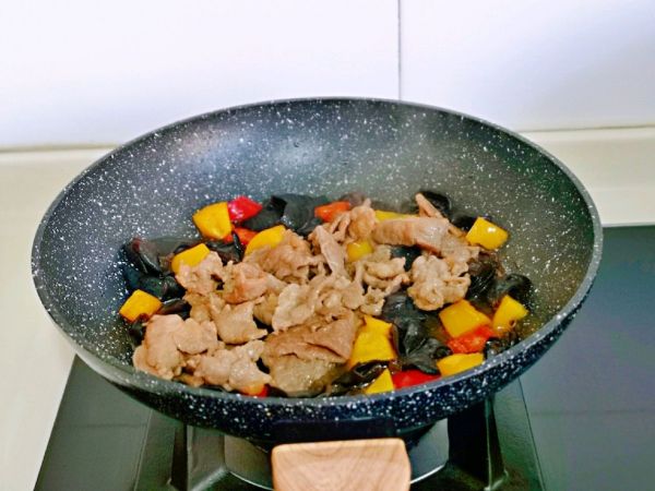 牛肉彩椒炒木耳