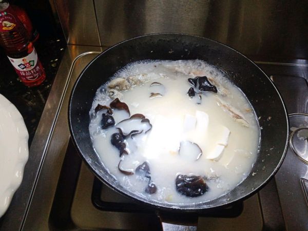 奶白鲫鱼豆腐汤