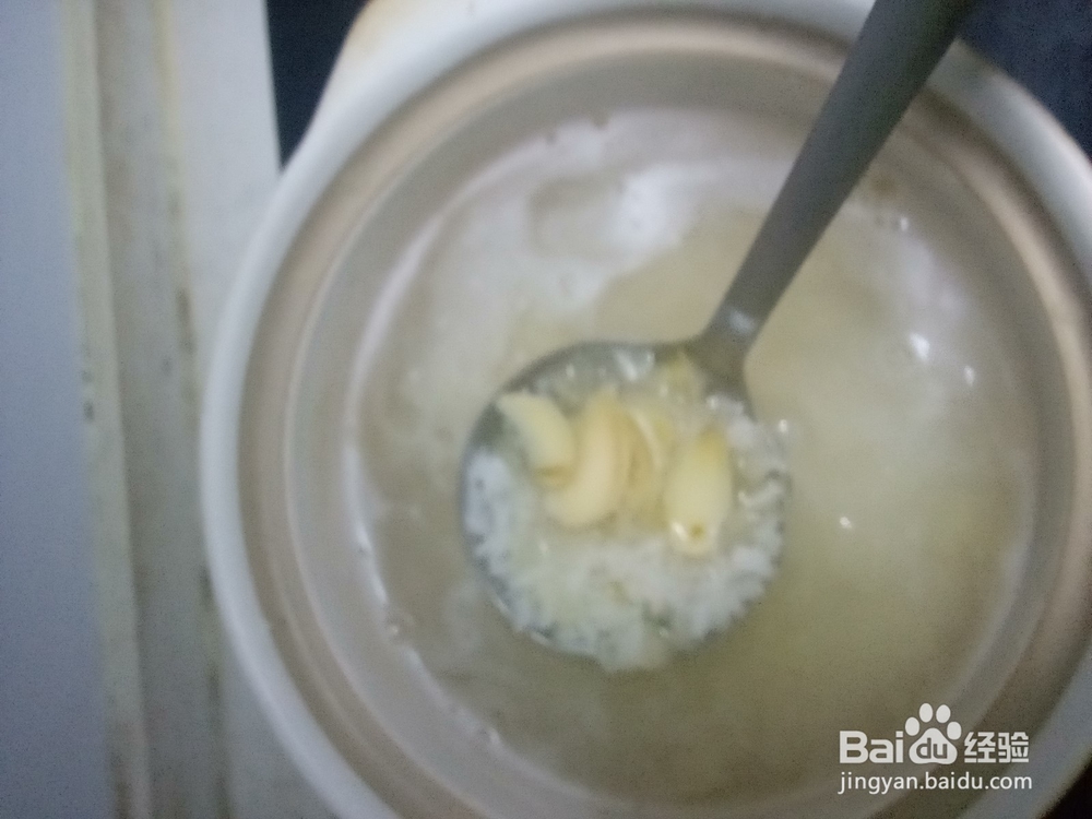 红糖银耳葡萄干百合粥