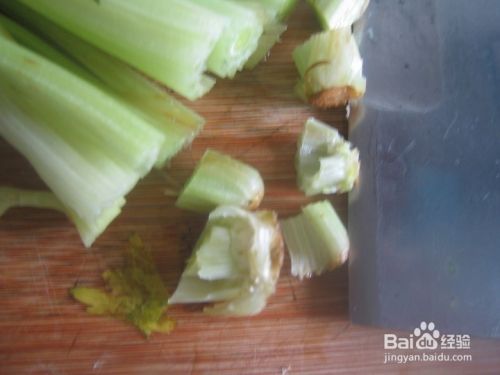 怎样用刀将芹菜切成均匀的小段