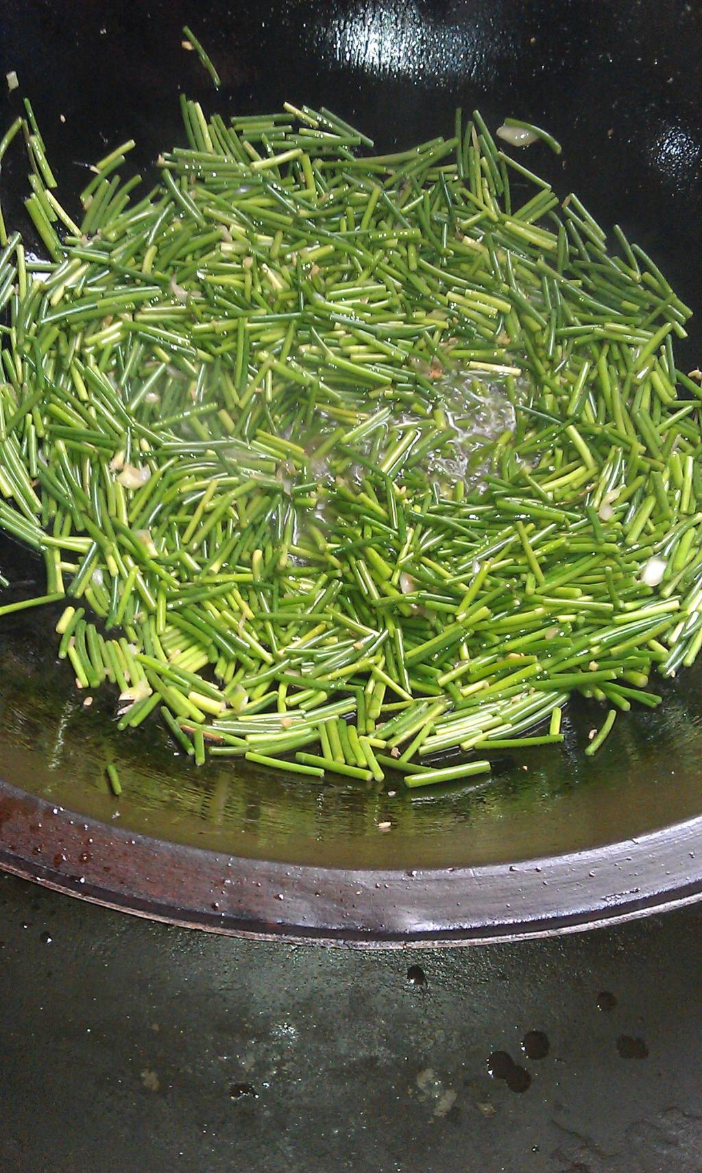 教你做蒜薹洋葱木耳炒肉，味道美极了