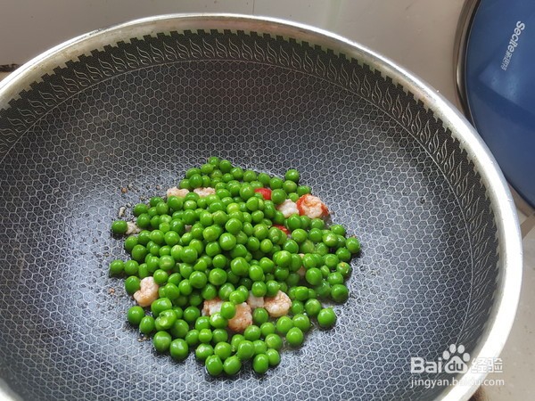 鲜美的豌豆榛子小龙虾球