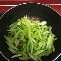 腊肉炒芹菜的做法