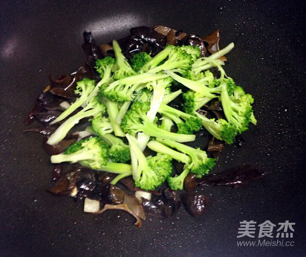 西兰花木耳的做法