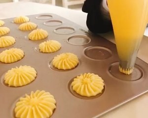 制作黄油掉渣曲奇饼干