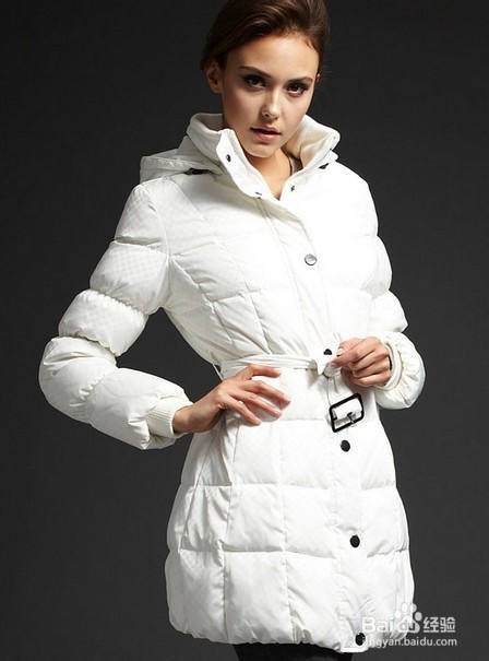 白色防寒定制羽绒服怎么搭配时尚?