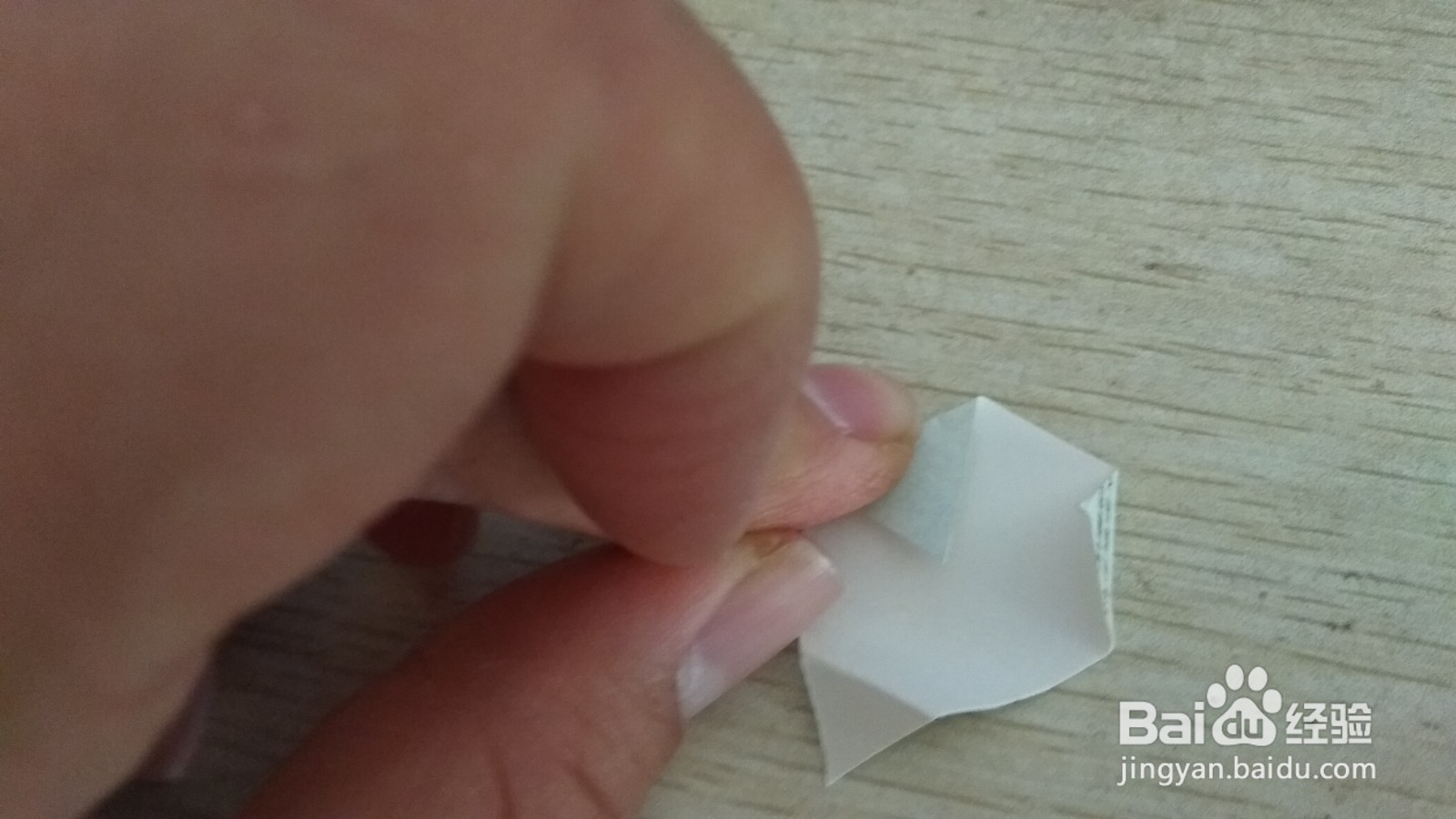 如何用一个三角形硬卡纸做简易的中性笔的支架