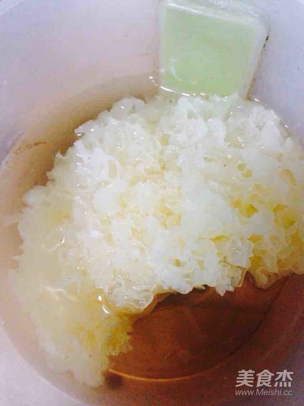 香蕉火龙果莲子桂圆红枣枸杞银耳汤