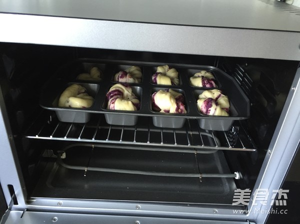 紫薯果仁麻花卷