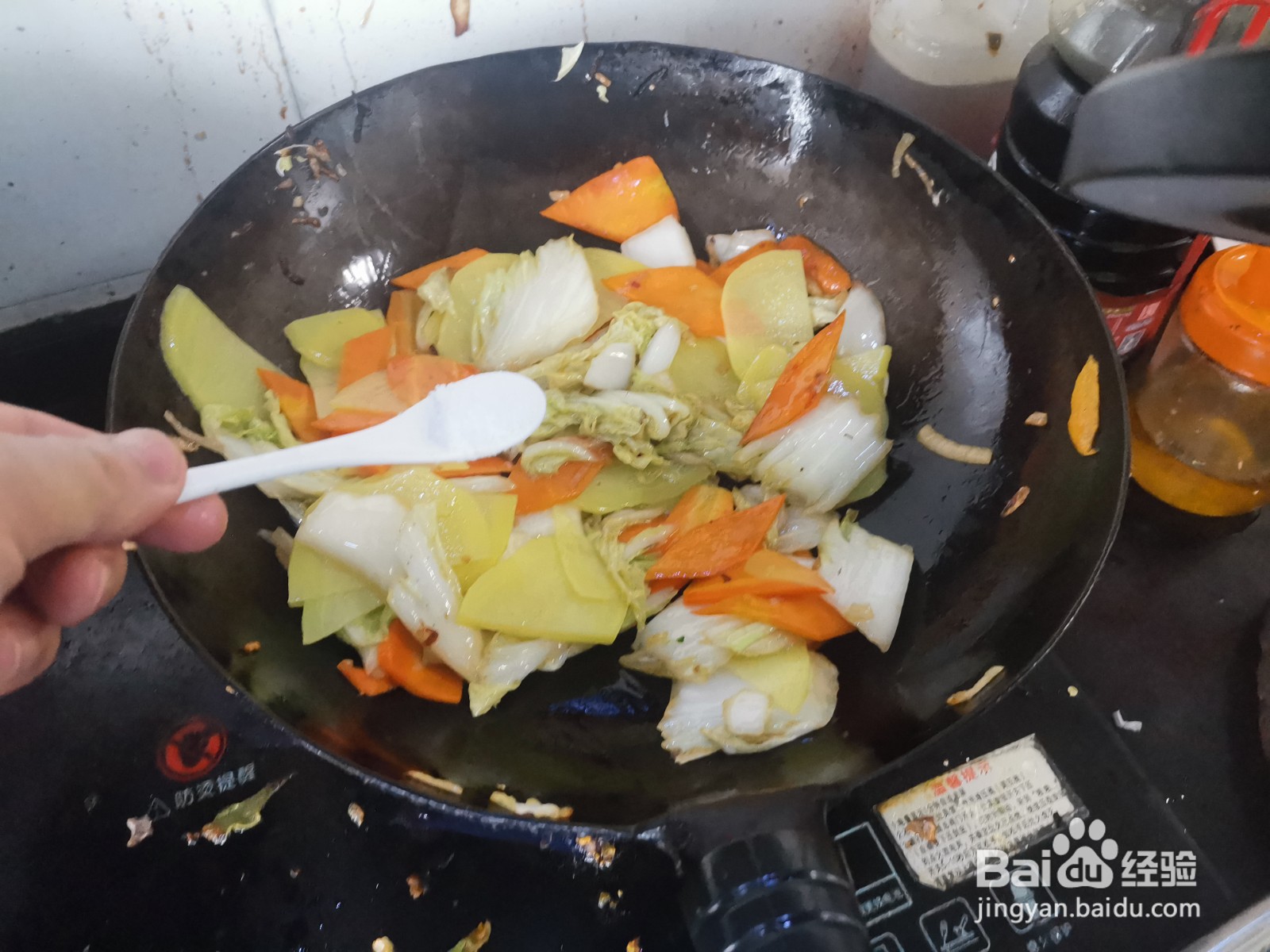 白菜炒土豆胡萝卜的做法