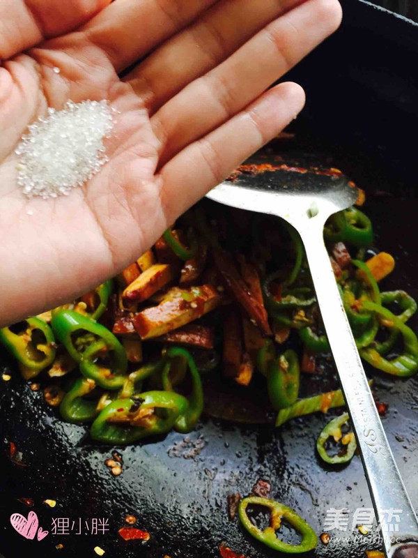 青椒炒香干的做法