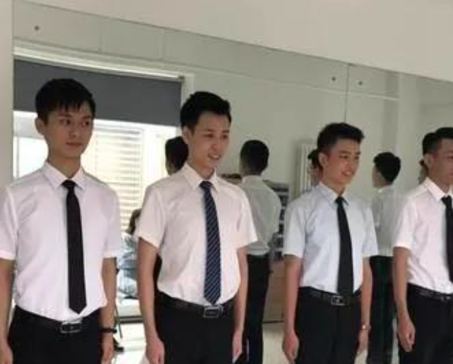 男生22岁做服务员有前途吗