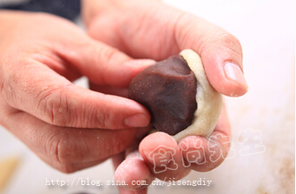 红豆沙冰皮月饼