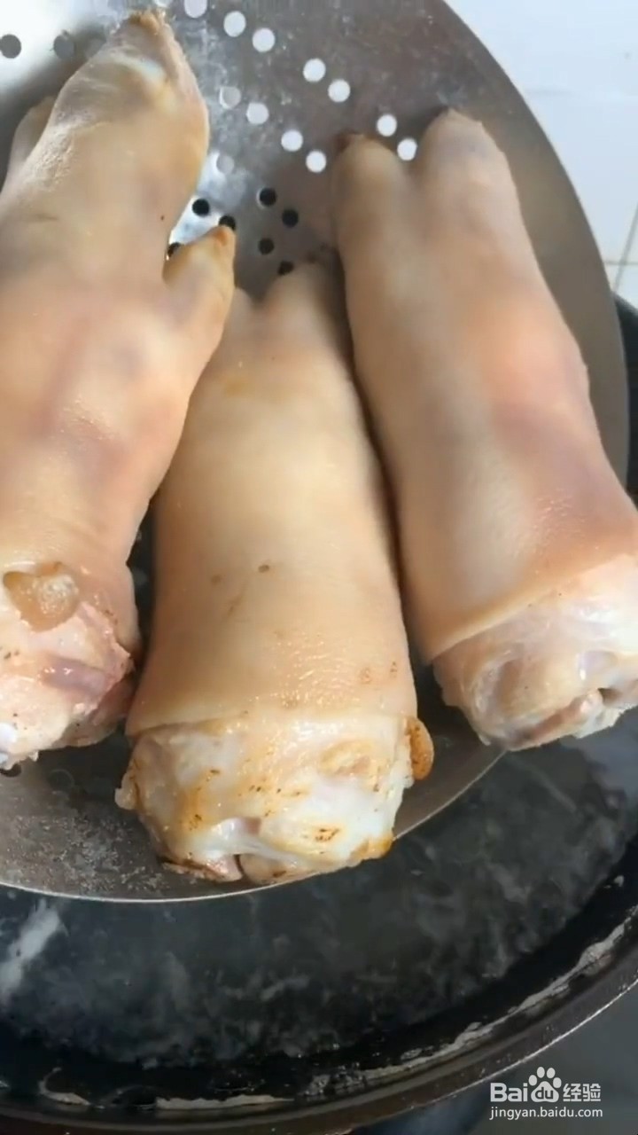 如何制作美味的家常酱猪蹄