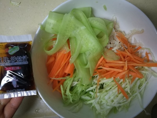 手抓饼卷鸡丝大拌菜丘比沙拉汁