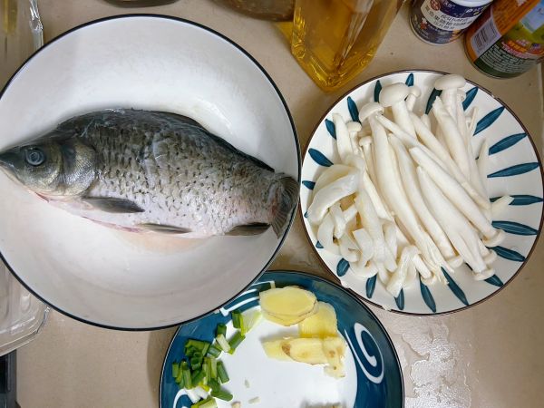 鲫鱼鱿鱼海鲜菇汤