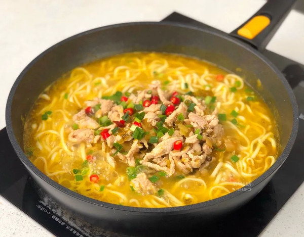 金汤酸菜肉丝面