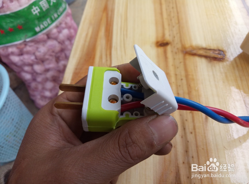 如何接插座插头