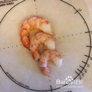 如何制作美味的奶香鲜虾烤牛油果盏