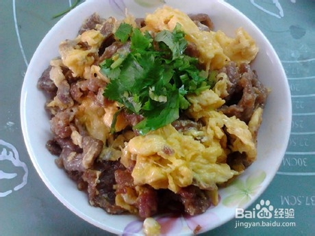 制作美味的牛肉滑蛋