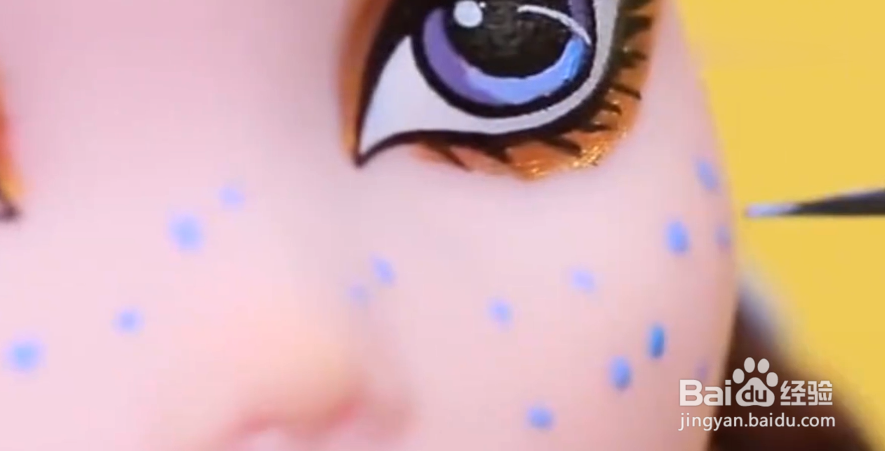 如何给自家的芭比娃娃上妆