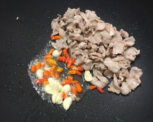 食补养生很香的家常莴笋炒肉的做法
