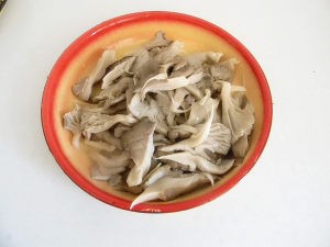 食补养生西兰花炒平菇的做法