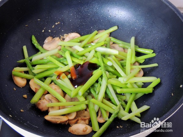 制作美味的芦笋炒口蘑