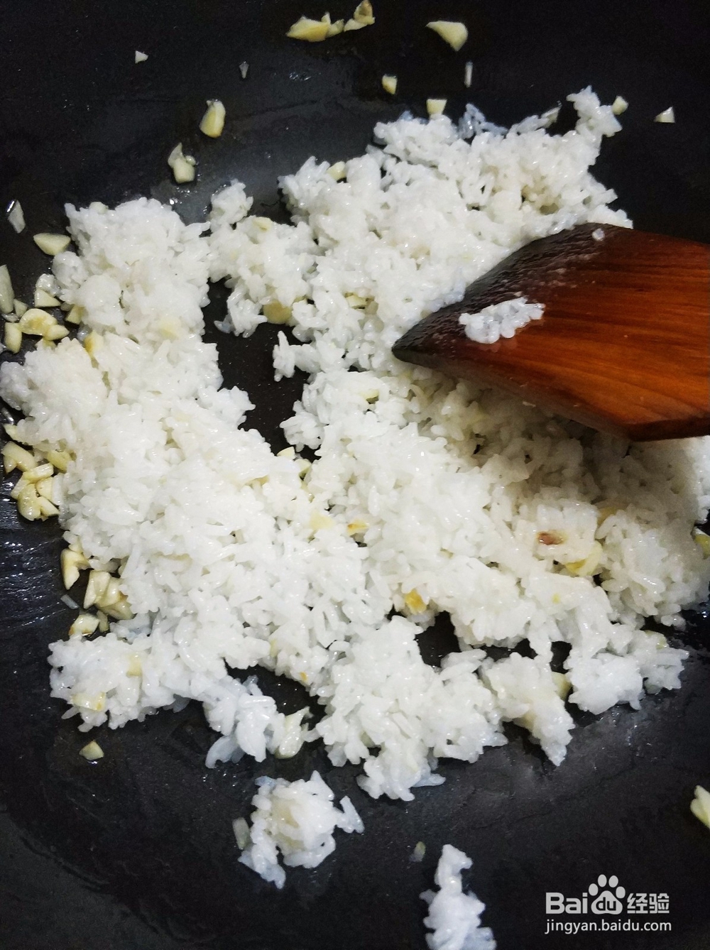 大蒜炒饭的简易做法。