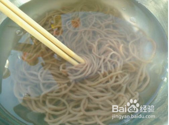 夏天热到想吃冷面对不对?快来学怎么做花生酱甜椒黄瓜冷面吧!