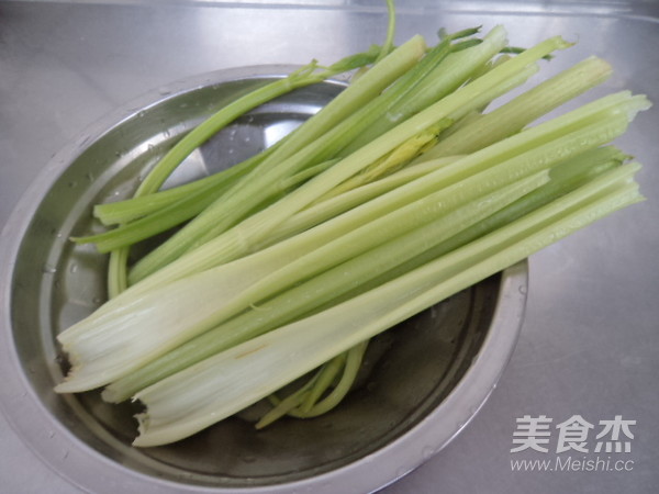 火腿炒芹菜的做法