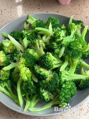 食补养生洋葱红椒炒西兰花的做法