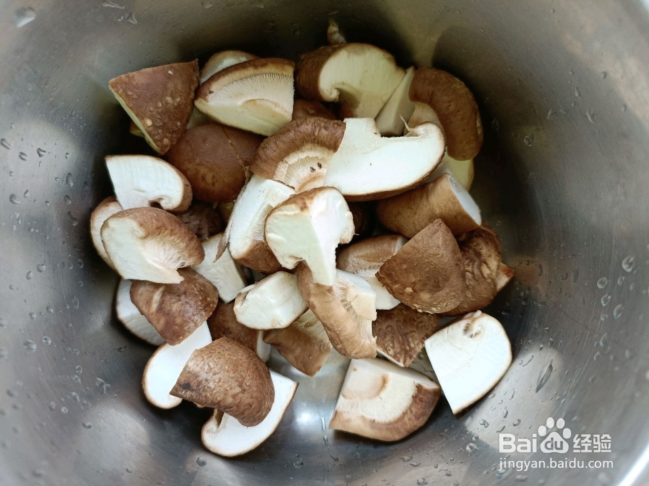 板栗腊肠香菇煲仔饭的做法