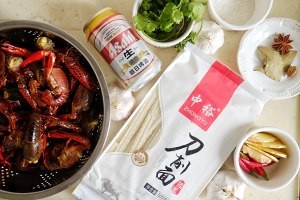 如何做小龙虾干拌刀削面