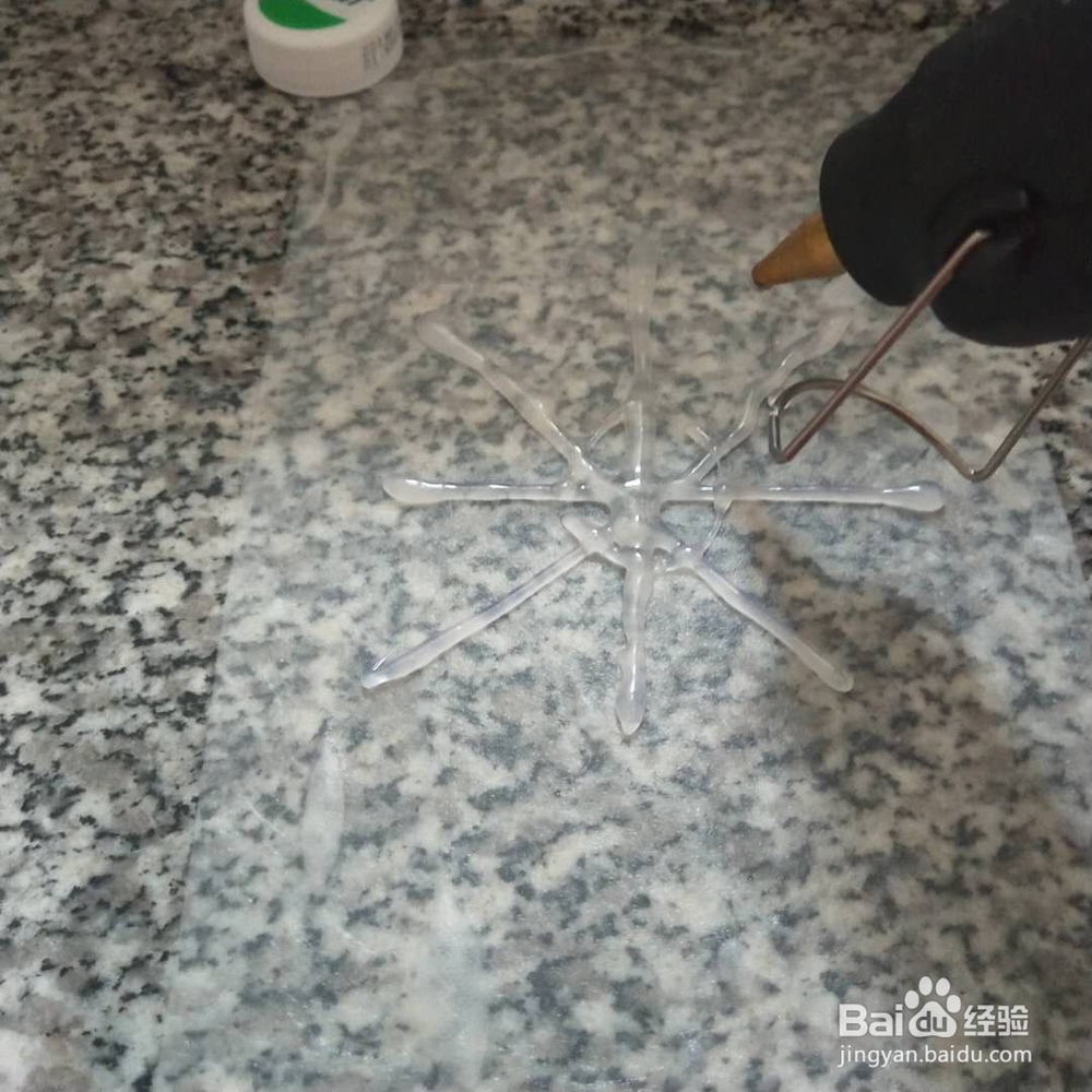 如何用热熔枪自制永不融化的雪花