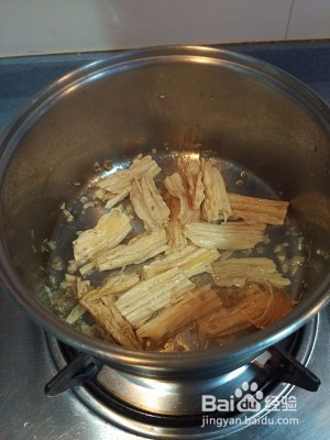 如何做出好吃的蒜蓉菠菜腐竹