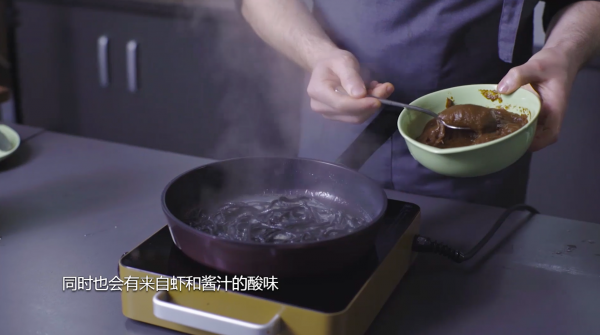 焦洋葱酱墨鱼汁面