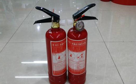 干粉灭火器一年一换吗