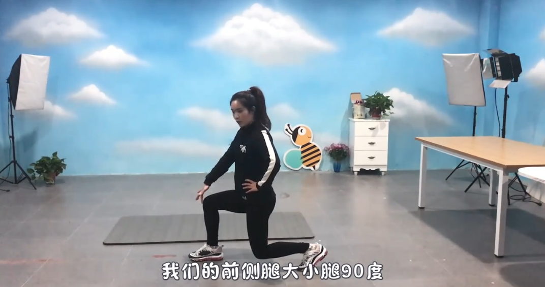 如何练习箭步蹲？