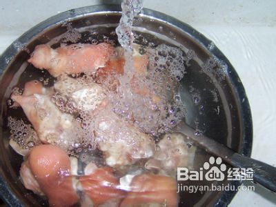 麻辣香蹄炖黄豆的做法