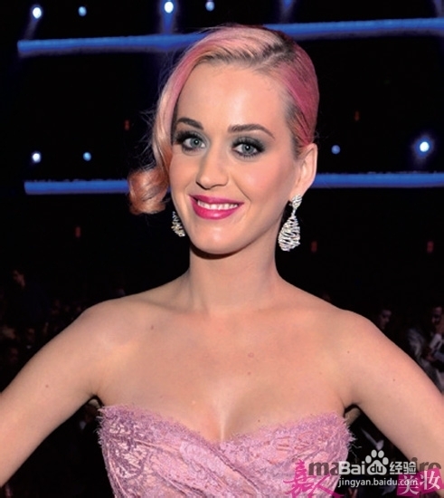 HOT女神的美妆计 娇俏美唇最抢眼