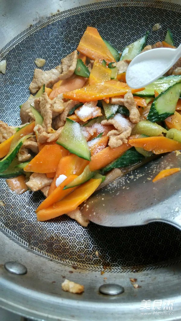 胡萝卜黄瓜炒肉片