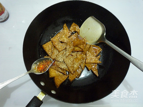 蜜汁辣豆干的做法