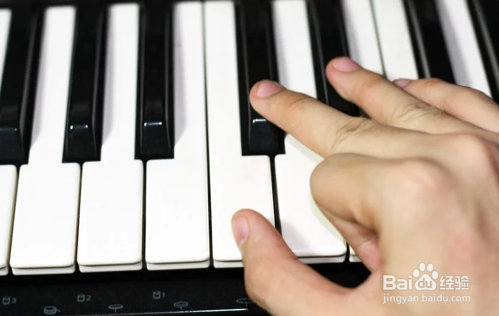 如何在钢琴上弹奏音阶