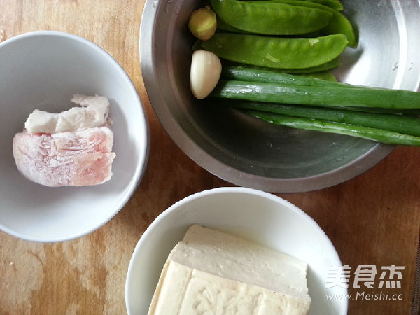 五花肉炒煎豆腐荷兰豆