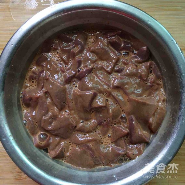 蒜苗炒猪肝拌面