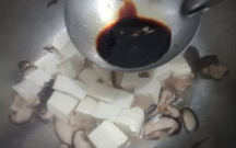 香菇炖豆腐的做法