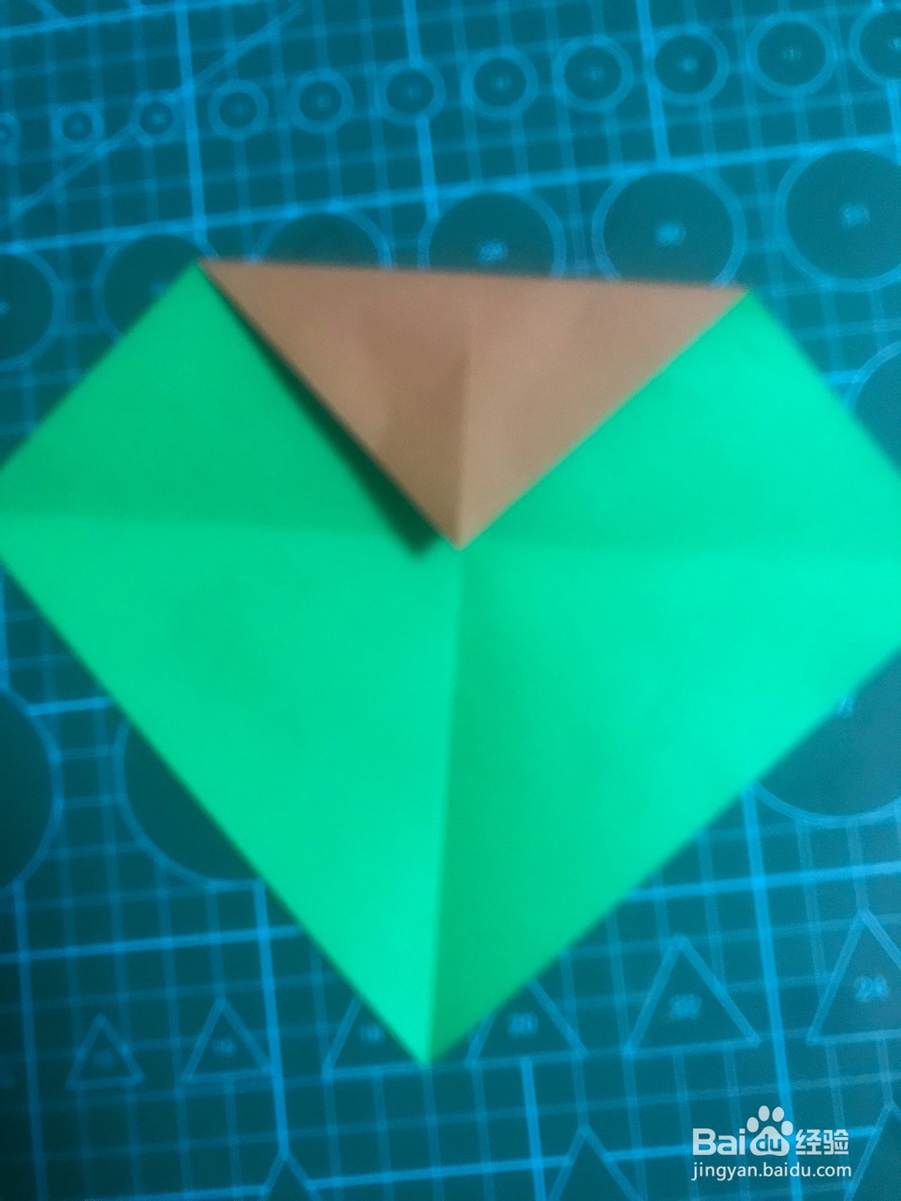 一个桃心上面带着叶子如何折?