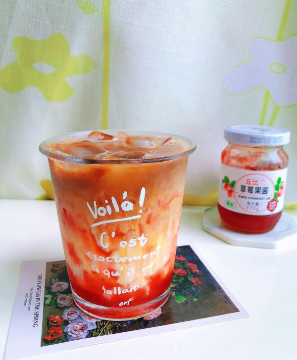 完美复刻草莓拿铁