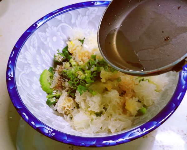 沙拉汁拌银耳蔬菜